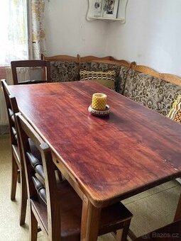 Jídelní stůl z masivního dřeva