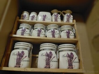 SBĚRATELSKÝ PORCELÁNOVÝ ČAJOVÝ SET S POLIČKOU NA ZEĎ