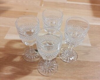 Broušené retro skleničky na víno/likér Bohemians