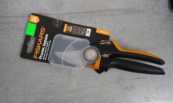 Zahradní nůžky Fiskars P921