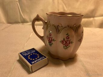 hrneček z růžového porcelánu