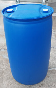 Plastový sud 200l uzavřený s víčky