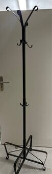 Kovový stojan na oblečení – nový, stabilní, černý