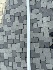 Ozdobná lišta ke kuchynské lince