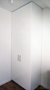 Šatní skříně s dveřmi v bílém laku