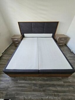 Postel s čalouněným čelem + noční stolky – TOP stav