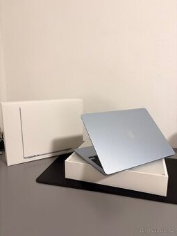 MacBook AIR M4 256 gb + doplňky (ZÁRUKA)