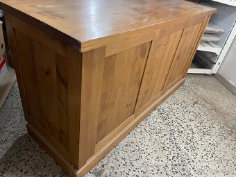 prodejní pult masiv