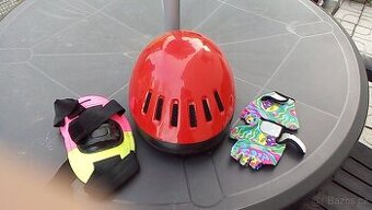 Dětská přilba, chrániče, rukavice