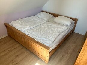 Manželská postel dřevěná 180 x 200 cm s roštem