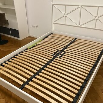 Prodám postel s roštem a matrací 140x200