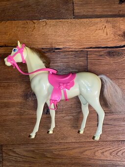 Prodám plastové koně k Barbie panenkám