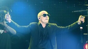 Prodám 2 vstupenky - PITBULL PRAHA - sektor 103 vedle podia