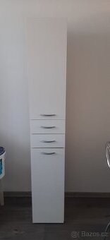 Bílá vysoká koupelnová skříňka