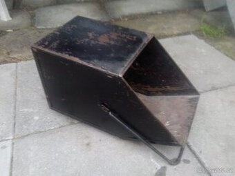 Uhlák na kolečkách + lopatka