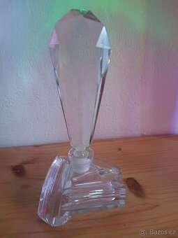 Křišťálový flakon na parfém ve stylu Art Deco. Stáří cca pře