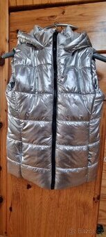 Stříbrná prošívaná vesta