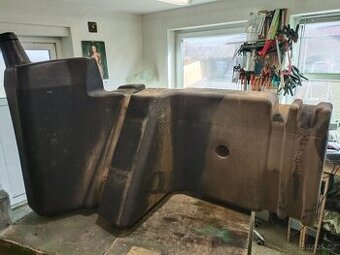 Palivová nádrž JD 6.  325l