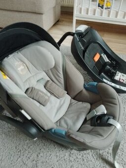 Autosedačku značky Cybex Aton 5 se základnou isofix.