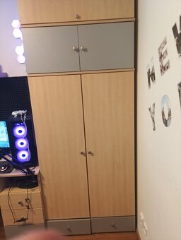 Šatní skříň s nástavcem a psací stůl