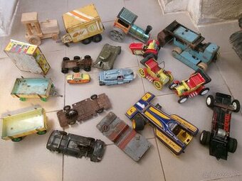 prodám hračky -plechová postýlka pro panenku - stahovací kov