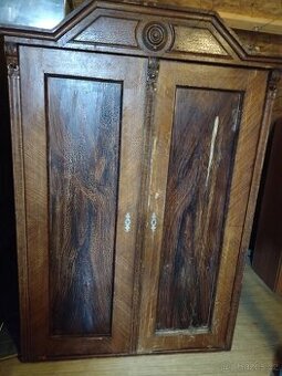 starožitná skříň masiv