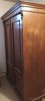 Starožitná skříň