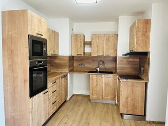 Půdní, krásný byt - 3+kk, Praha 5