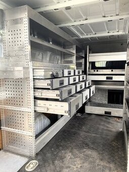 Profi dílenská vestavba do dodávky, regály se zásuvkami