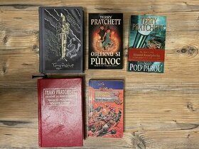 Knihy Terry Pratchett a několik komiksů