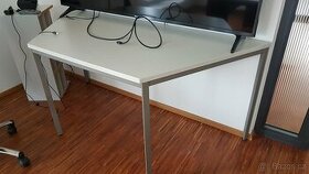 atypický zkosený stůl