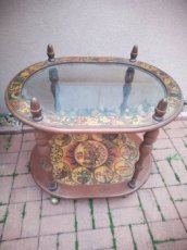 Starožitný stolek s zverokruhy