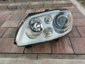 VW Touran - přední světlomet xenon