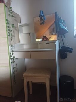 Kosmetický stolek