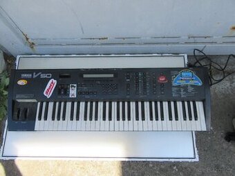 Nabízím staré klávesy Yamaha. Nefunkční. Displej svítí. Jen