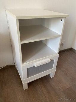 Bílý noční stolek nebo skříňka IKEA