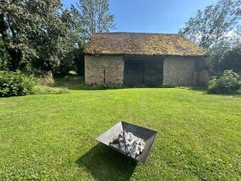 🌿 Klidné místo s potenciálem – rozlehlý pozemek se stodolou