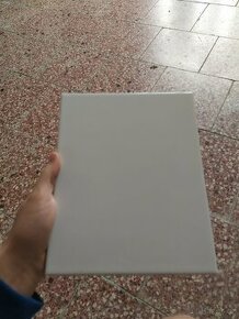 Bílé kachličky/obklady, zbytek 2 m2