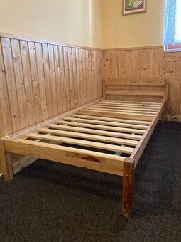 Dřevěná postel