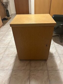 Retro skříňový šicí stroj Lucznik 438