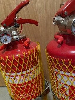 2x ruční hasicí přístroj