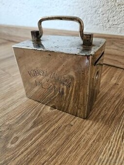 Stará nerezová pokladnička