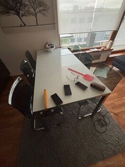 Skleněný jídelní stul + 6 plastovych židli