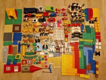Souprava LEGO Duplo, mnoho figurek, zvířátek a vozítek