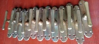 Mosazné kování(kličky )na okna Alt Wien 12x.