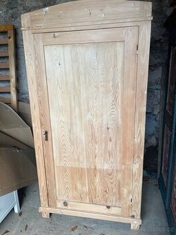 Skříň starožitná masiv