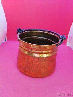 Měděná nádoba s držadlem