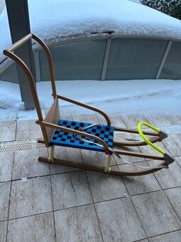 Sáně s odnímatelným opěradlem.