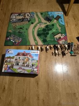 Domeček Schleich 42416 + Schleich koberec a koně