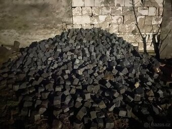 Žulové kostky – dlažba, cca 3–4 tuny